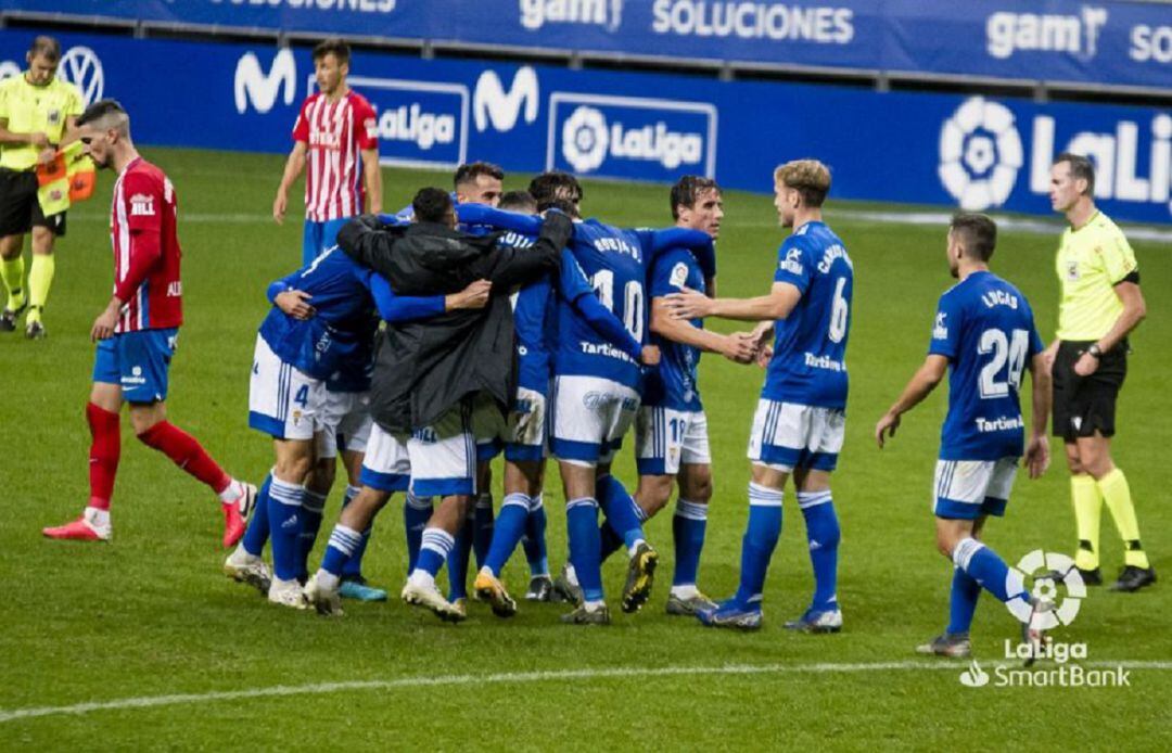 Los jugadores del Oviedo celebran la victoria ante el Sporting. 