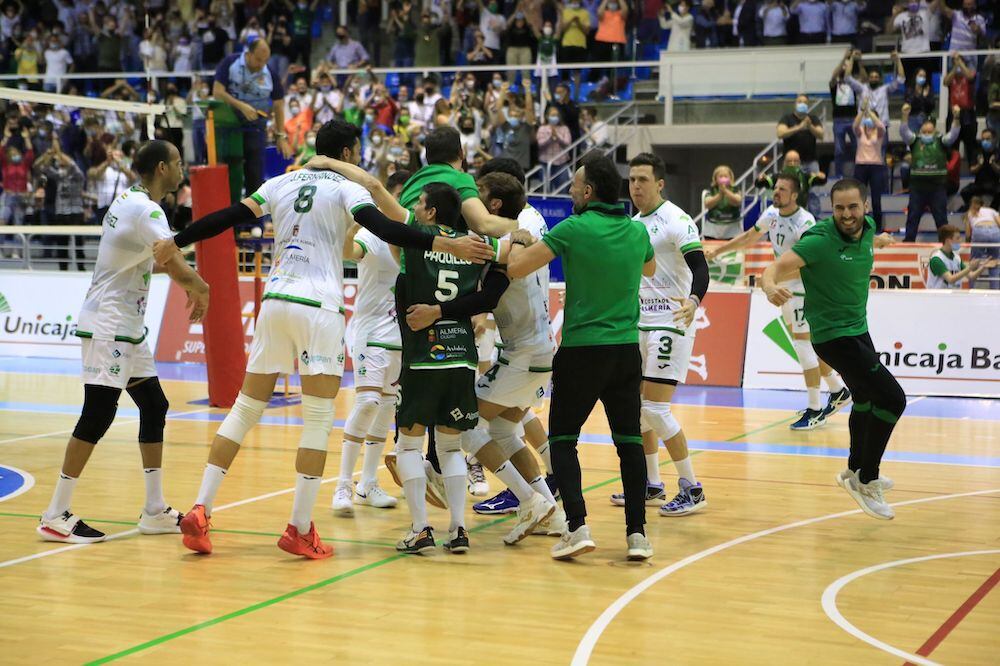 Los jugadores del Unicaja celebran en el centro de la pista.