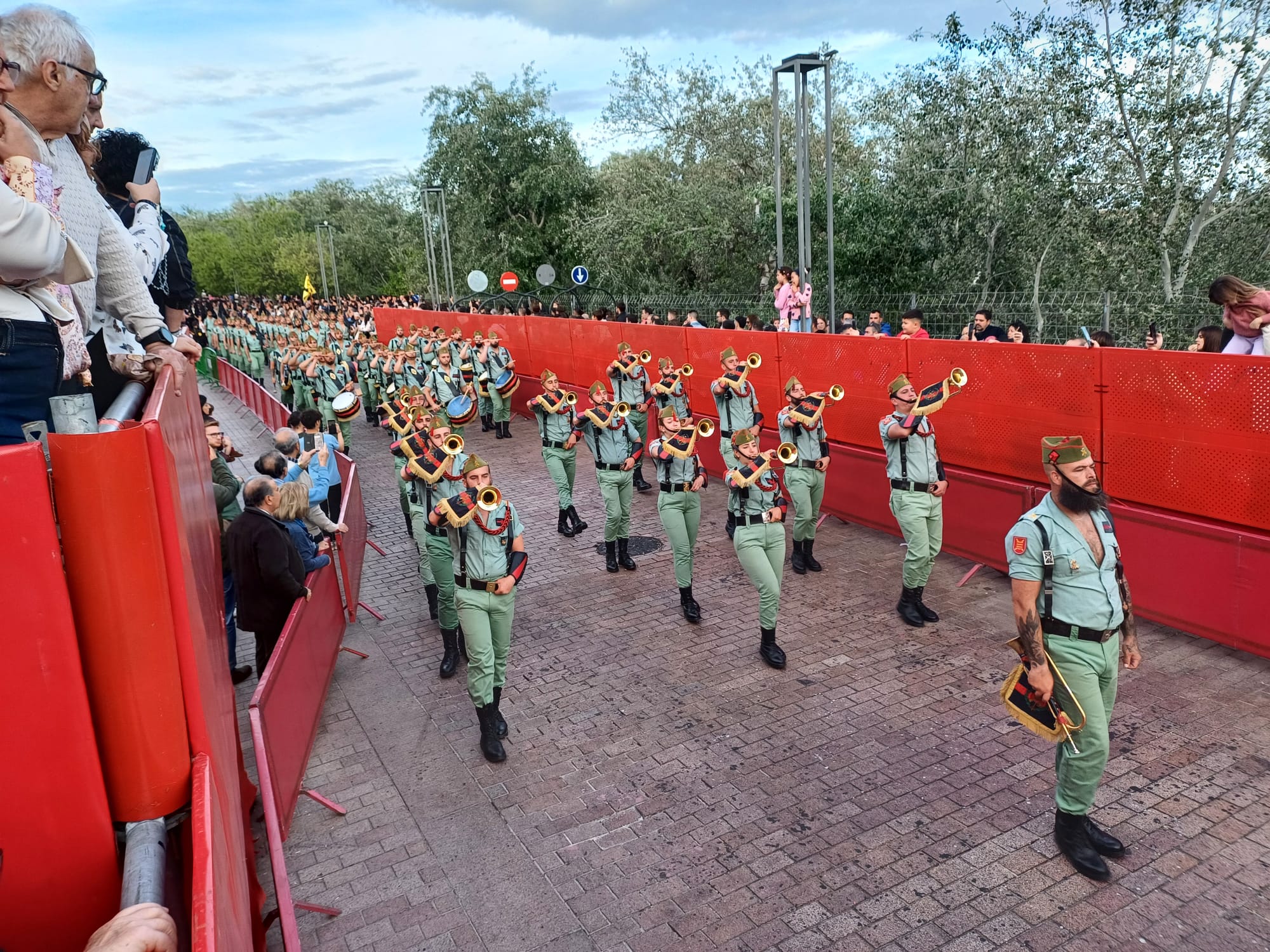 Legionarios acompañan al Cristo de la Caridad de Córdoba
