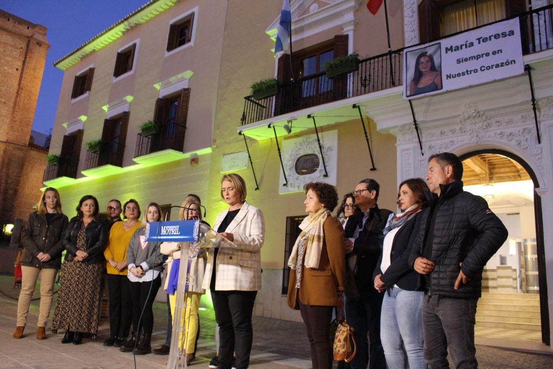 La alcaldesa de Motril, Luisa García Chamorro, lee manifiesto con motivo del día de los desaparecidos, recordando a la joven motrileña, Maria Teresa Fernández