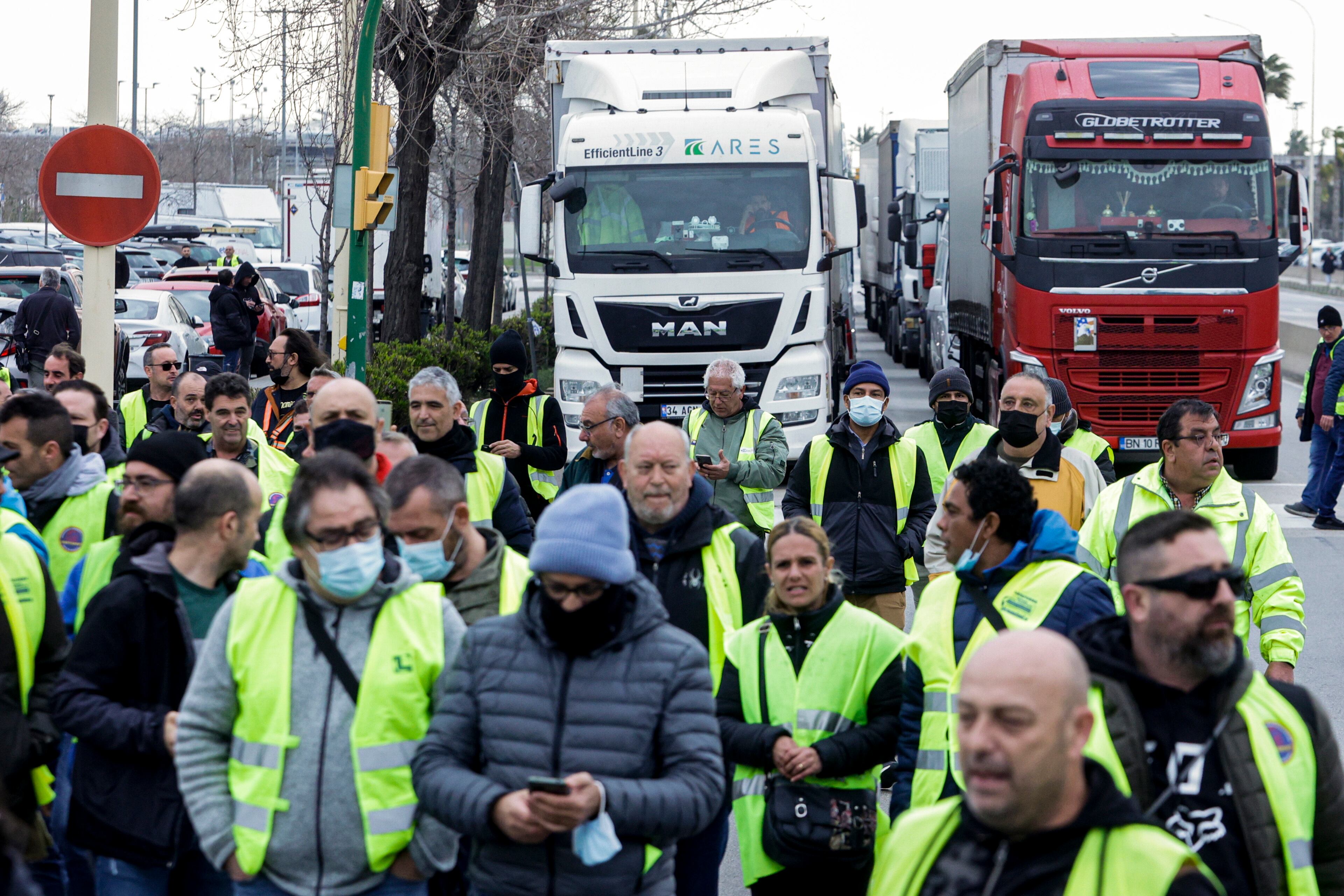 GRAFCAT4766. BARCELONA, 18/03/2022.- Un centenar de camioneros ha protagonizado este viernes una marcha lenta de cabezas tractoras por diversas vías de la comarca barcelonesa del Baix Llobregat y posteriormente se han concentrado en la Zona Franca, durante la quinta jornada de huelga de transporte en protesta por el alto precio de los combustibles. EFE/Quique García
