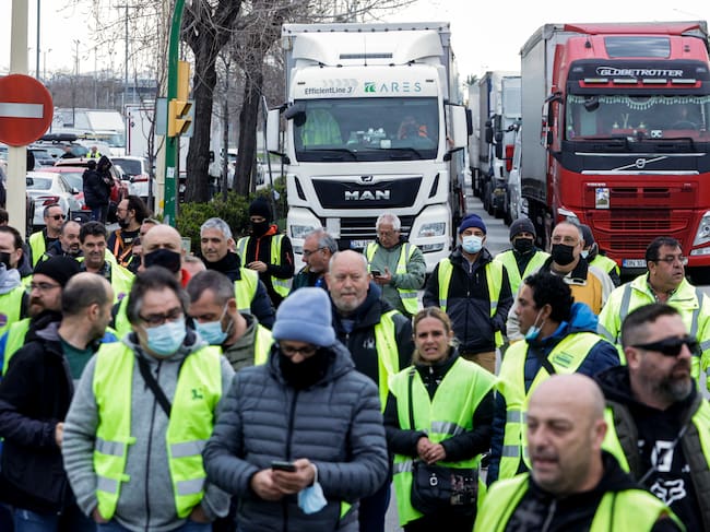 GRAFCAT4766. BARCELONA, 18/03/2022.- Un centenar de camioneros ha protagonizado este viernes una marcha lenta de cabezas tractoras por diversas vías de la comarca barcelonesa del Baix Llobregat y posteriormente se han concentrado en la Zona Franca, durante la quinta jornada de huelga de transporte en protesta por el alto precio de los combustibles. EFE/Quique García