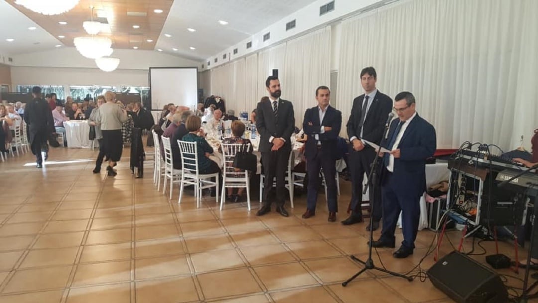 Roger Torrent, Francisco Javier Bermúdez y Jordi Solé, escuchan el discurso que pronunció el organizador del acto, Manuel Martínez y dirigiéndose a los presentes en el encuentro.