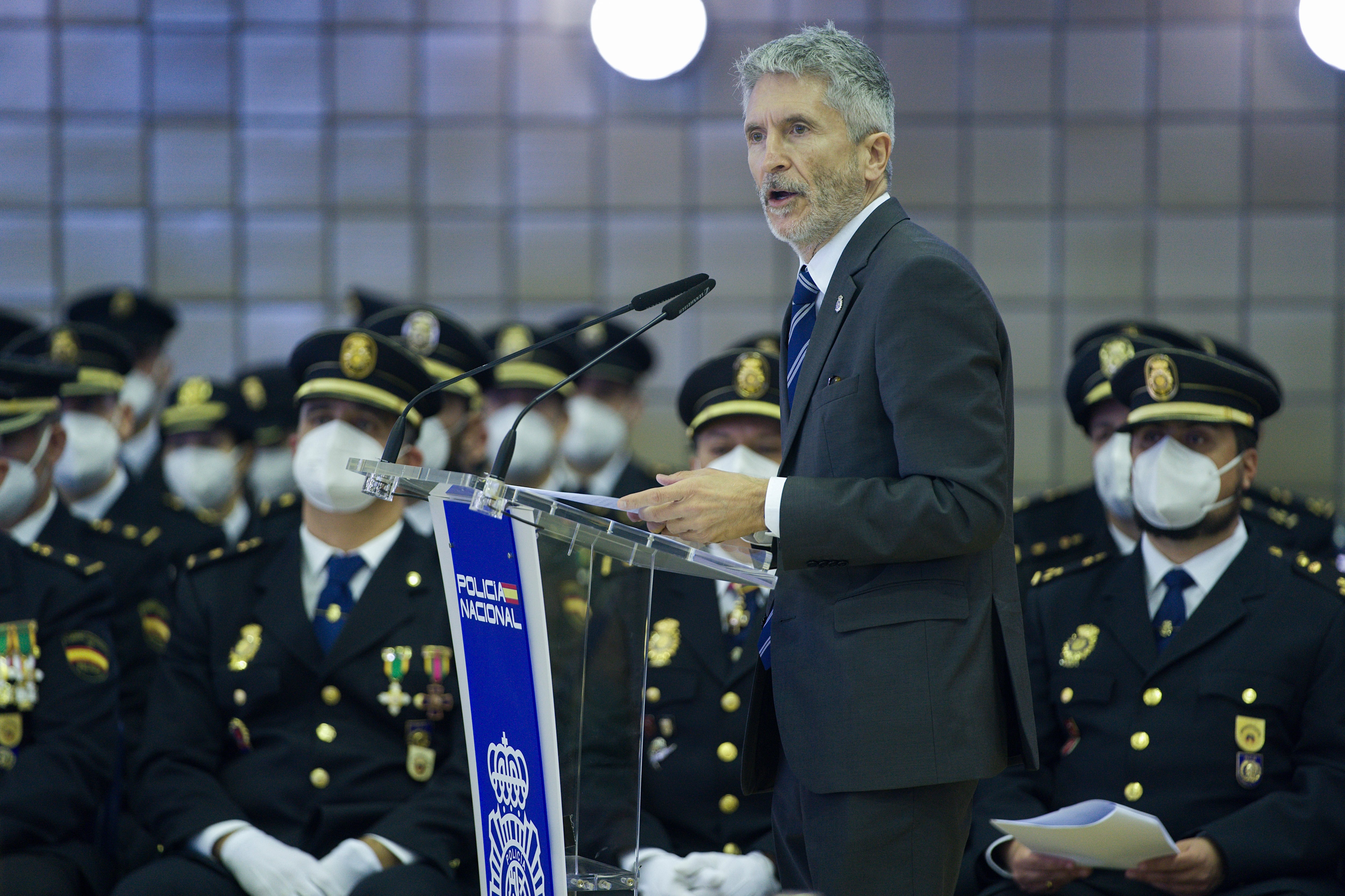 GRAF7537. ÁVILA, 28/02/2022.- El ministro del Interior, Fernando Grande-Marlaska, preside este lunes la jura de la XXXIII Promoción de la Escala Ejecutiva de la Policía Nacional en Ávila. EFE/ Raúl Sanchidrián