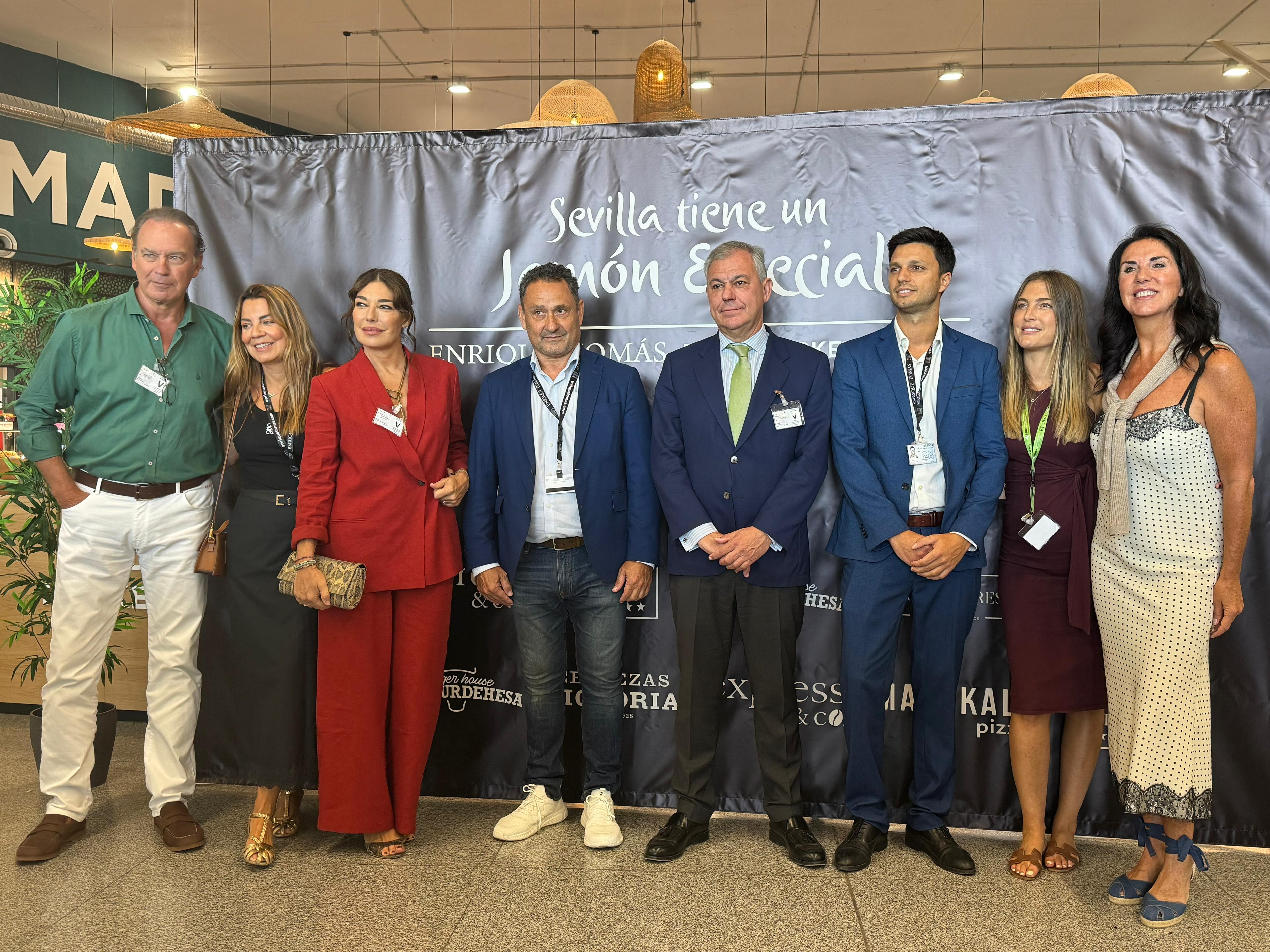 Foto de familia en la inauguración del nuevo Food Market de Enrique Tomás en el Aeropuerto de San Pablo