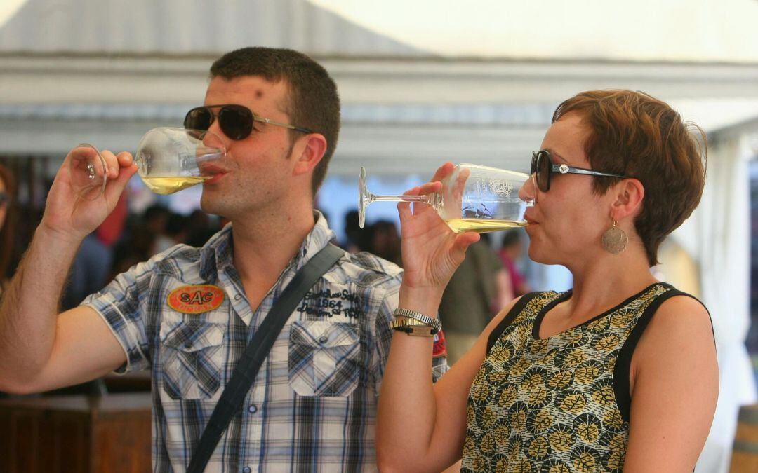 Dos asistentes disfrutan de la feria