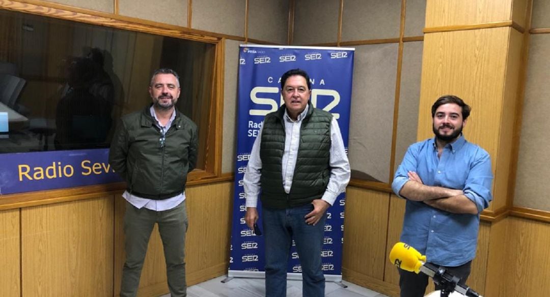 De izquierda a derecha, Paco García, Tomás Campuzano y José Manuel Peña en el estudio central de Radio Sevilla