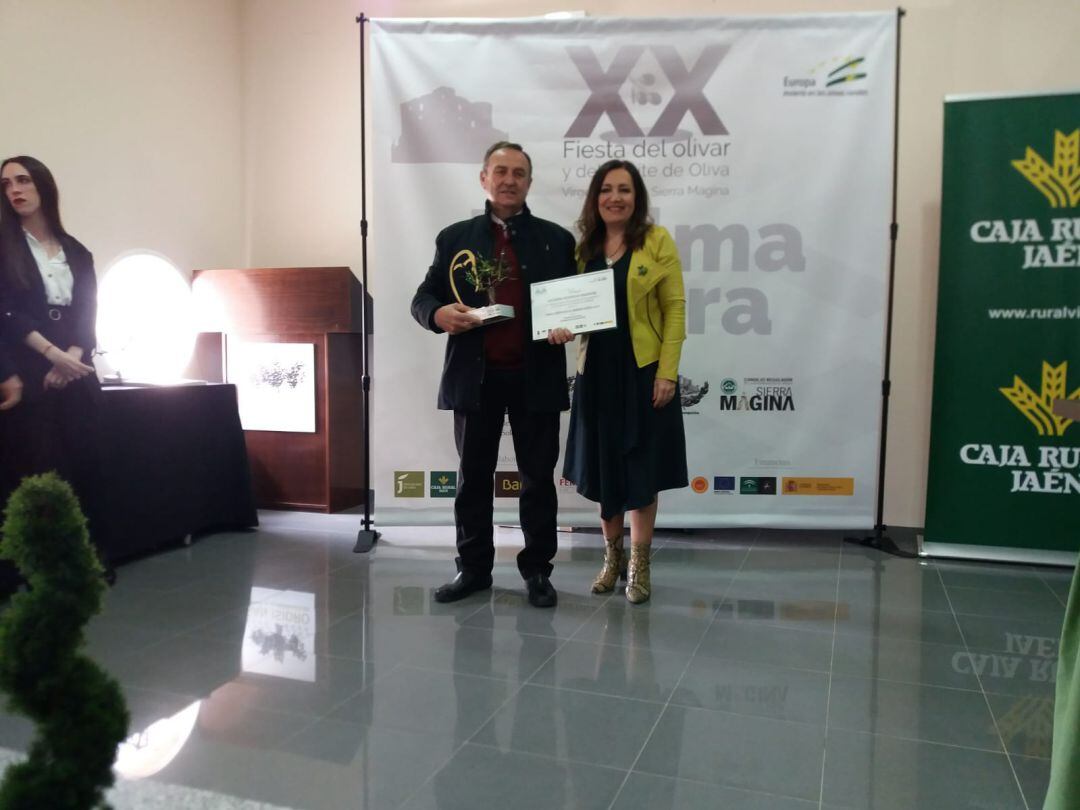 Momento de la entrega del premio Lechuza, en la Fiesta del Olivar de Sierra Mágina, por la subdelegada del gobierno, Catalina Madueño al presidente de la Cooperativa, Manuel Ogallar