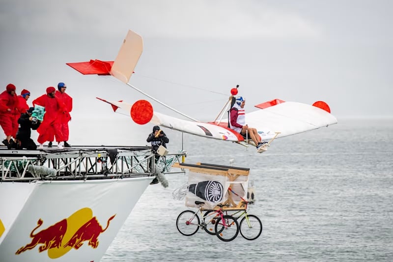 El equipo Red Boules cae al agua en el Red Bull Día de las Alas en Lausana