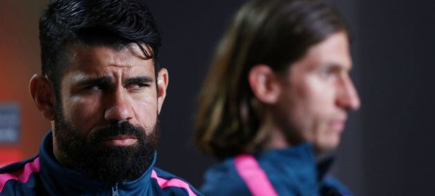 Diego Costa mira de reojo a un periodista en la rueda de prensa del Atlético de Madrid