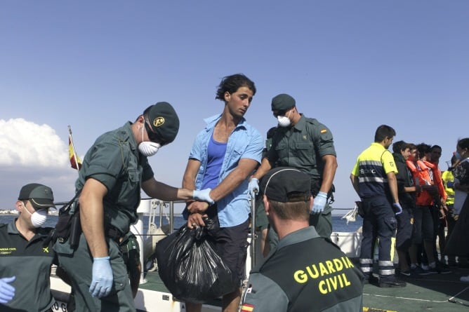 Varios inmigrantes a bordo de la lancha de la Guardia Civil que les ha trasladado del Parque Nacional de Cabrera al puerto de S&#039;Estanyol, en el municipio de Llucmajor (Mallorca)