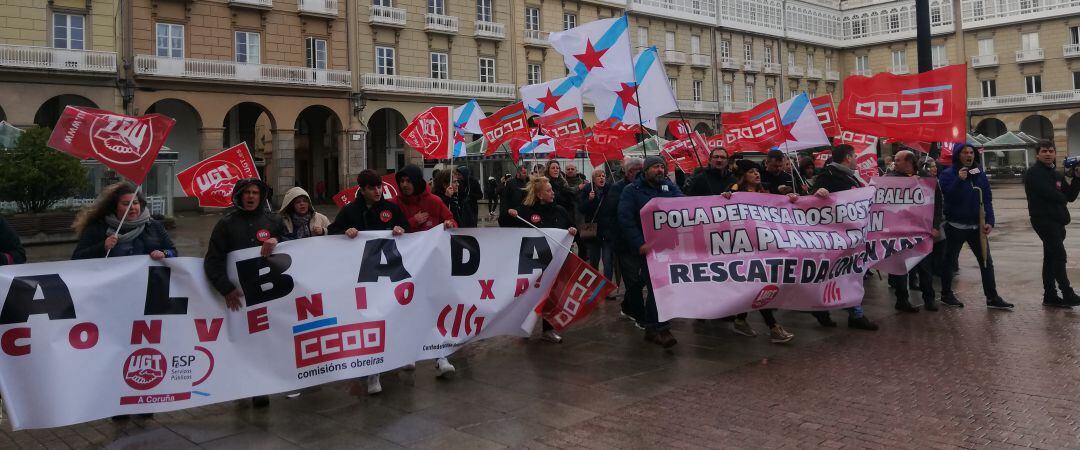 Concentración en María Pita de los trabajadores de la planta de basuras de Nostián