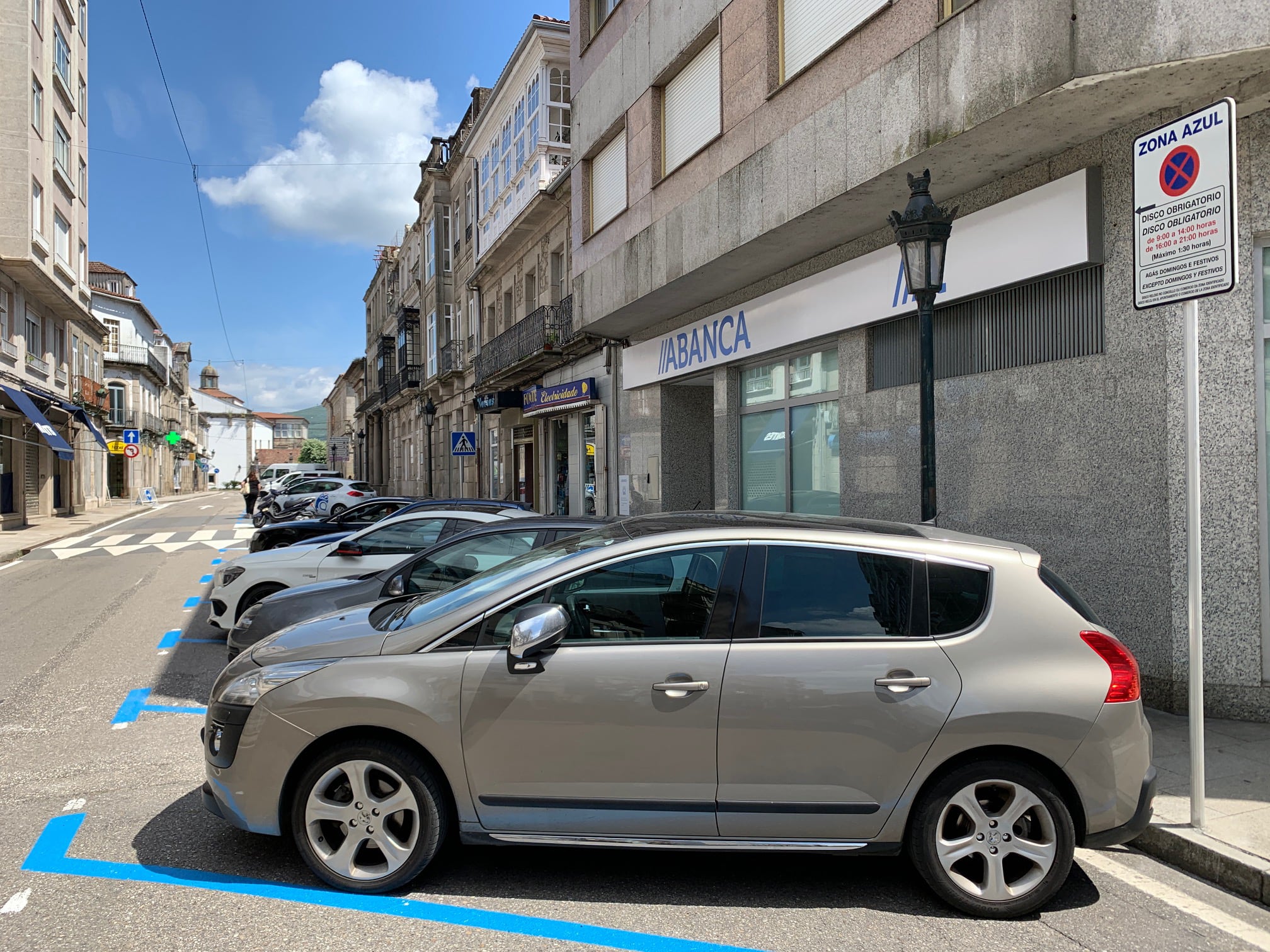 Aparcamientos de zona azul en la calle Augusto González Besada de Tui