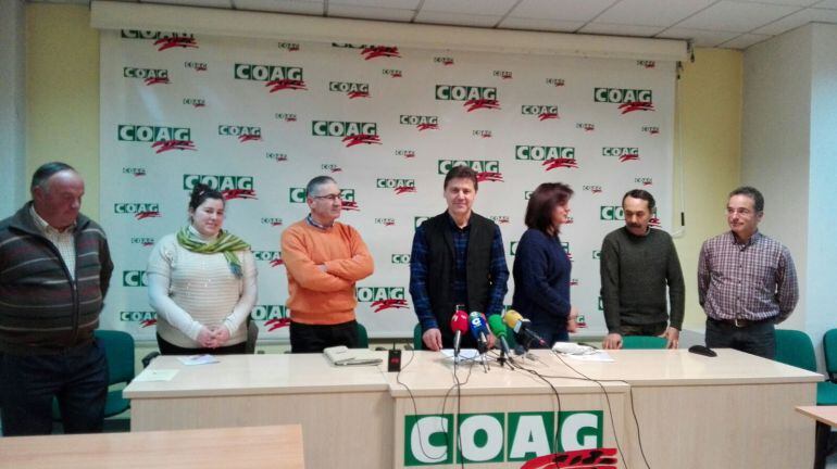 Rivera a la izquierda de Miguel Blanco junto a la ejecutiva saliente de la COAG En Zamora