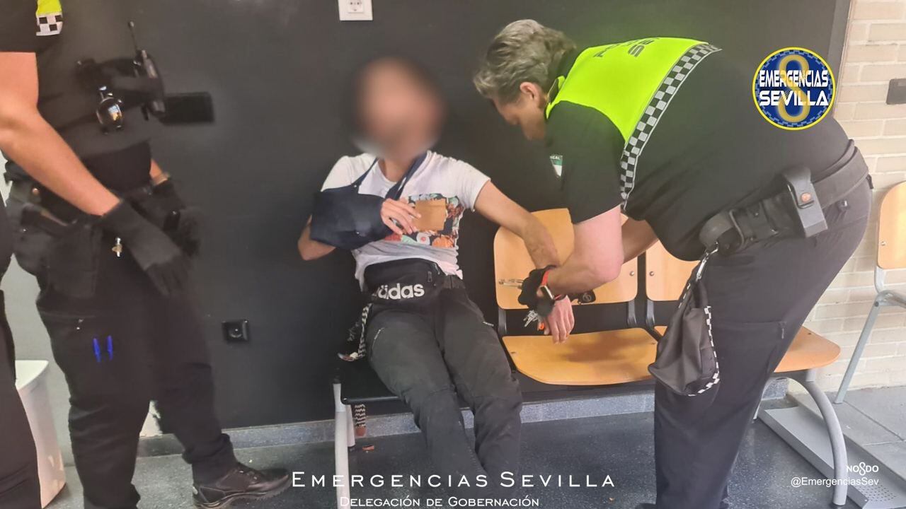 Detenido tras causar un accidente de tráfico y empotar su coche contra una comisaría de policía