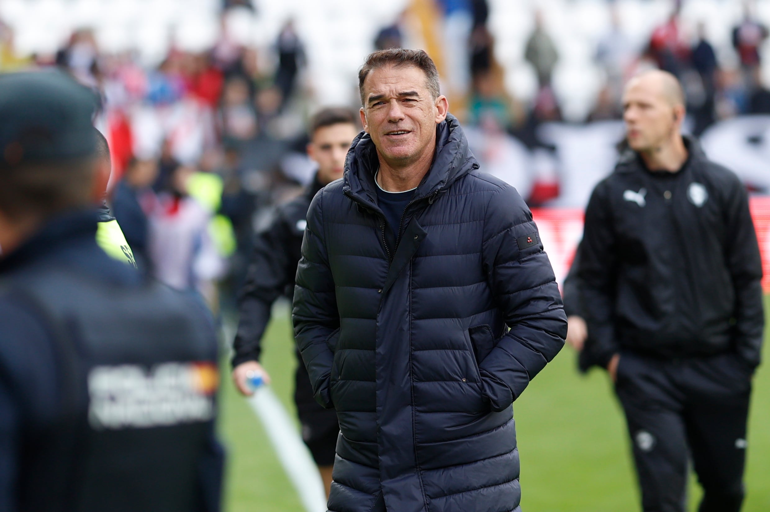 MADRID, 26/10/2024.- El entrenador del Alavés, Luis García Plaza, este sábado, durante el partido de la jornada 11de LaLiga EA Sports, entre el Rayo Vallecano y el Alavés, en el Estadio de Vallecas, en Madrid. EFE/ Rodrigo Jiménez
