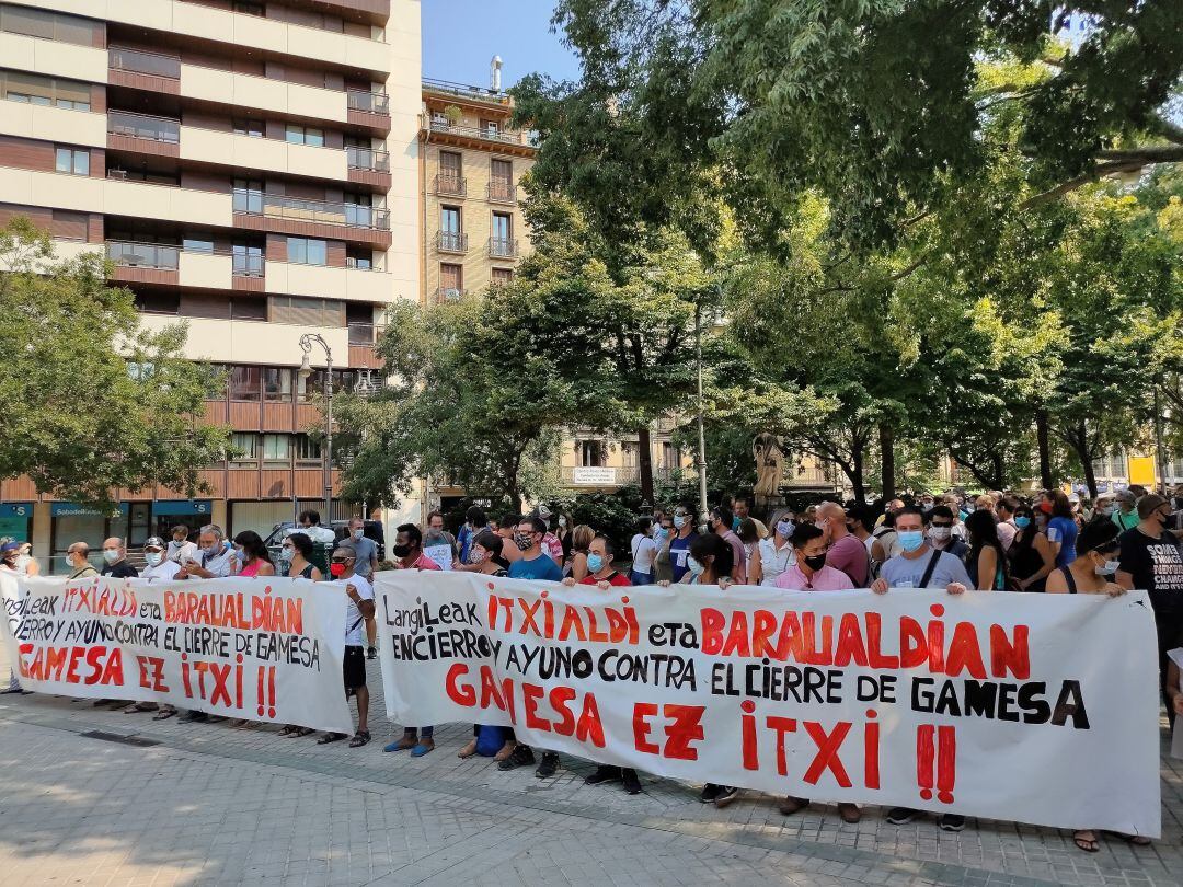 Los trabajadores de Siemens Gamesa  Aoiz terminan su encierro con la entrega de firmas en el Parlamento