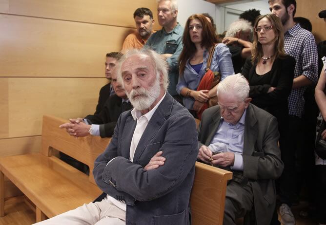 El cantautor Javier Krahe (primera fila), durante el juicio que ha tenido lugar en el Juzgado de lo Penal número 8 por un delito contra los sentimientos religiosos por la emisión en 2004 en Canal Plus de un vídeo en el que se explicaba "cómo cocinar a un Cristo"