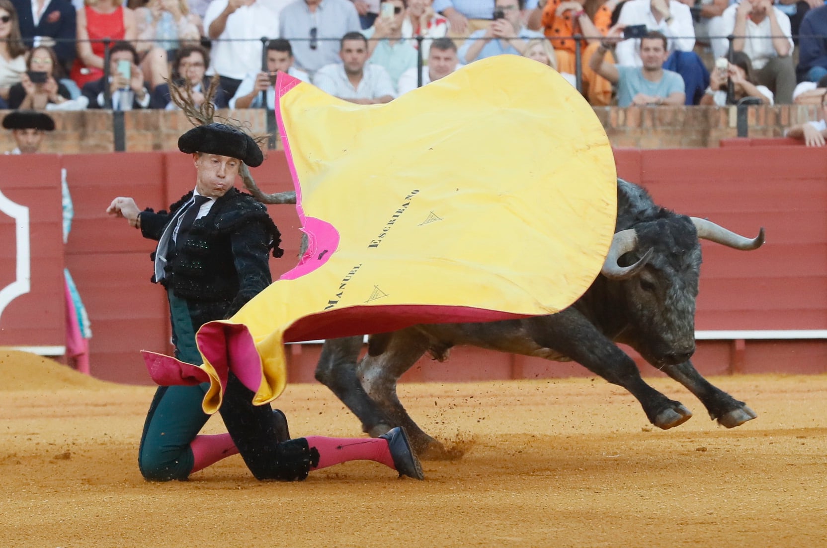 SEVILLA, 22/04/2023.- El diestro Manuel Escribano con su segundo toro durante la corrida celebrada este sábado en la Real Maestranza de Sevilla, lidiando toros de Victorino Martín. Comparte cartel con El Cid y Emilio de Justo. EFE/ José Manuel Vidal
