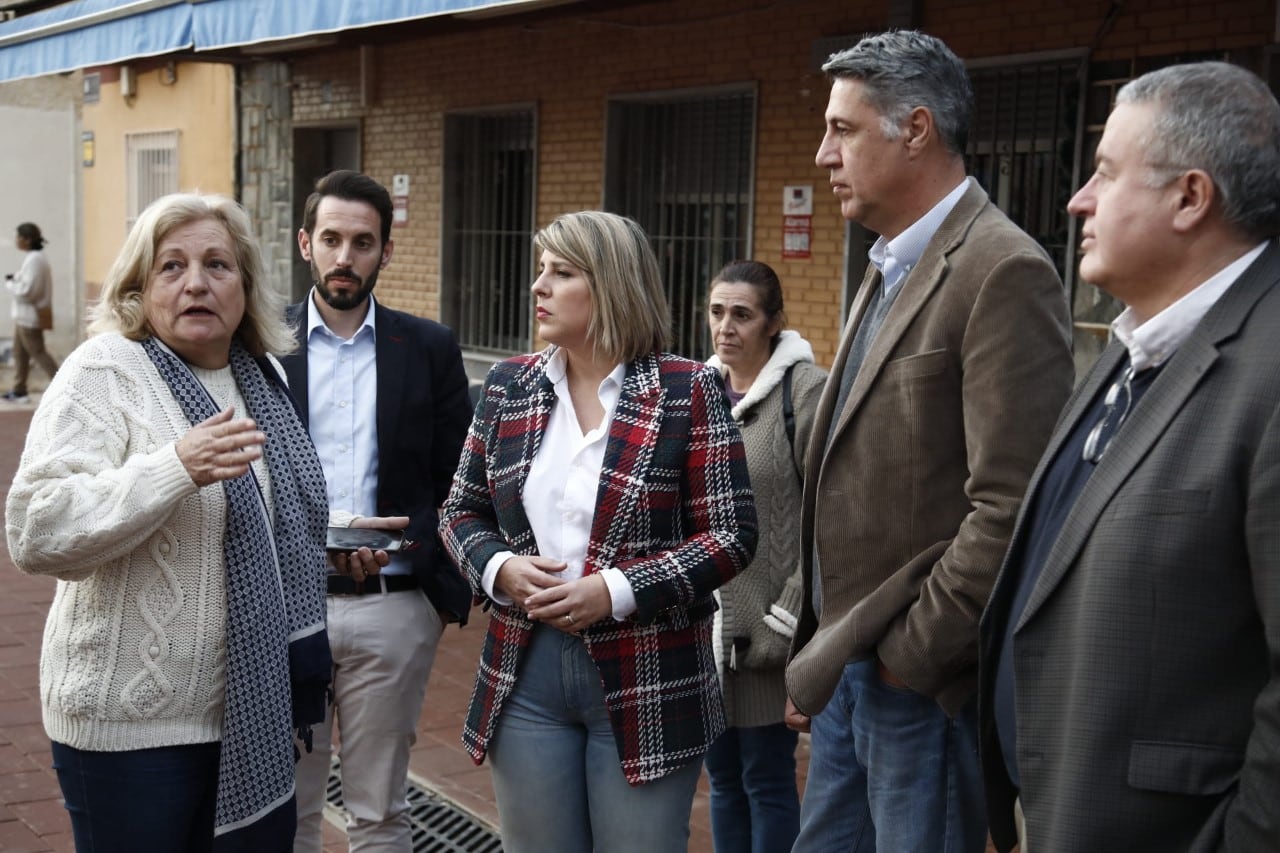 Miembros del PP visitan Los Nietos para hablar de los problemas de okupación  de sus viviendas