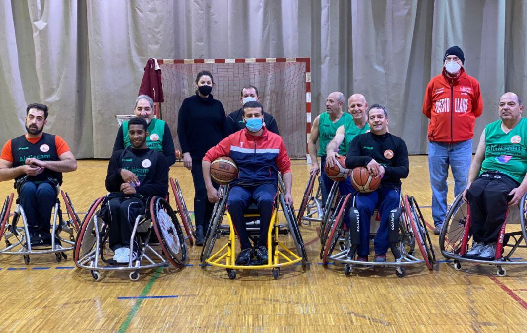 Wessam, en el centro de la imagen, con silla amarilla y sujetando un balón