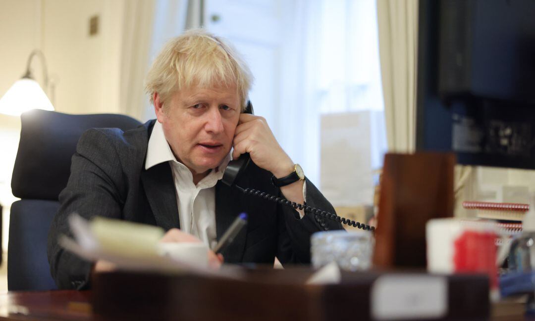 El primer ministro británico, Boris Johnson, manteniendo la conversación sobre el Brexit con la presidenta de la Comisión Europa, Ursula Von der Leyen.