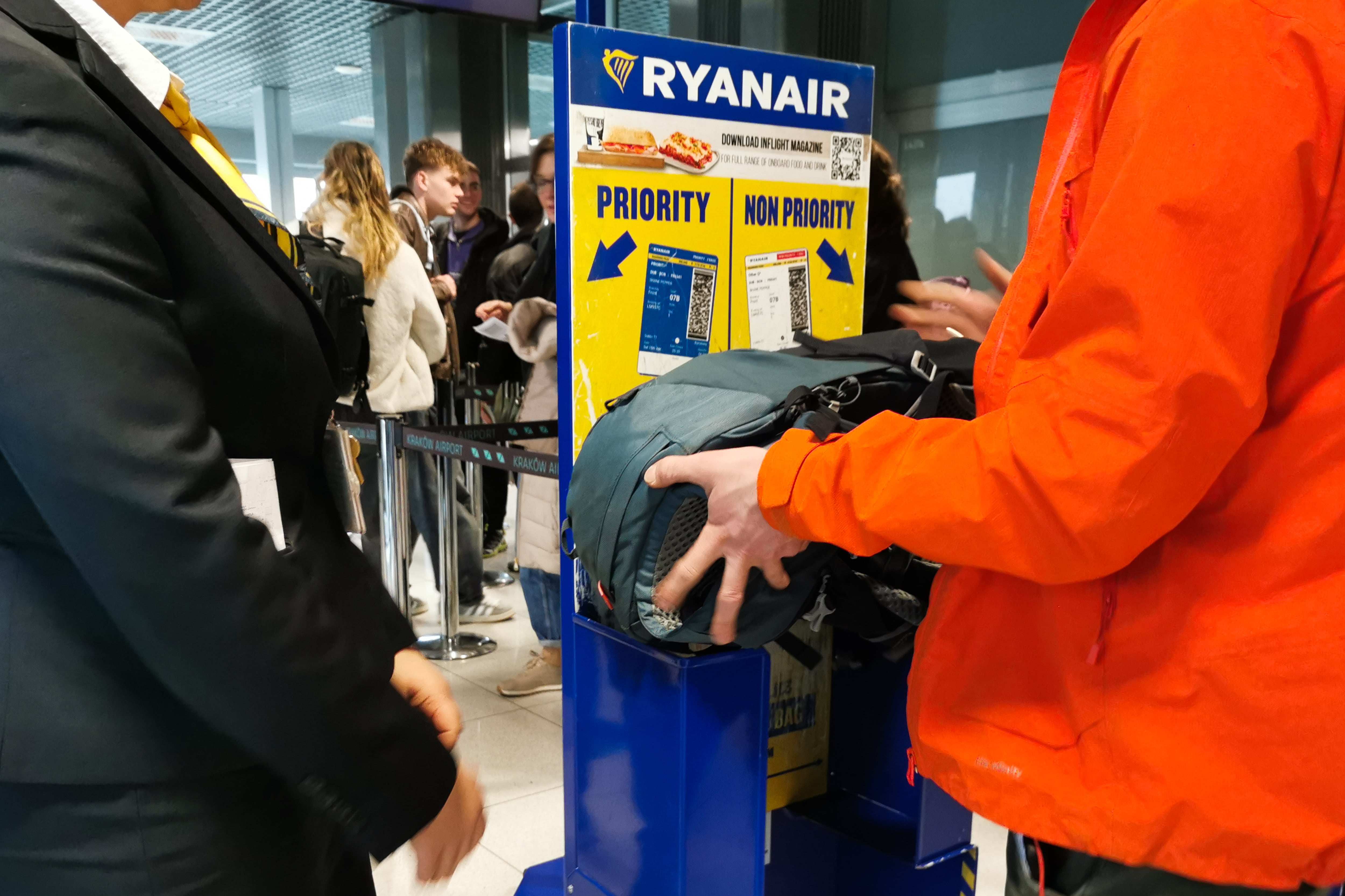 Un pasajero mide su equipaje de mano antes de embarcar en un avión de Ryanair. Beata Zawrzel/NurPhoto.