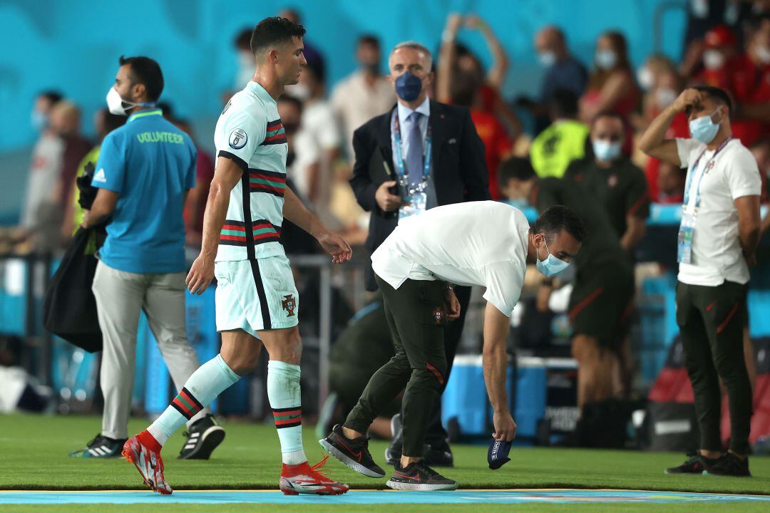 Un miembro de la expedición portuguesa recoge el brazalete de Cristiano Ronaldo