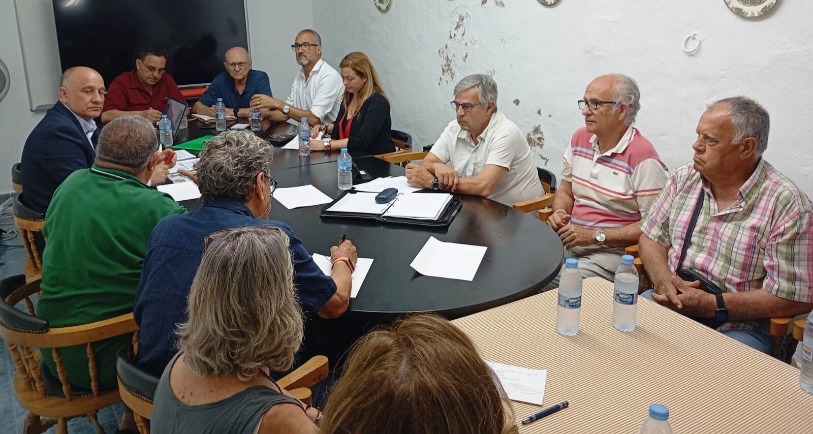 Imagen de la reunión que la Federación Asociaciones de Vecinos de Ronda mantuvo este lunes con ciudadanos y componentes políticos rondeños