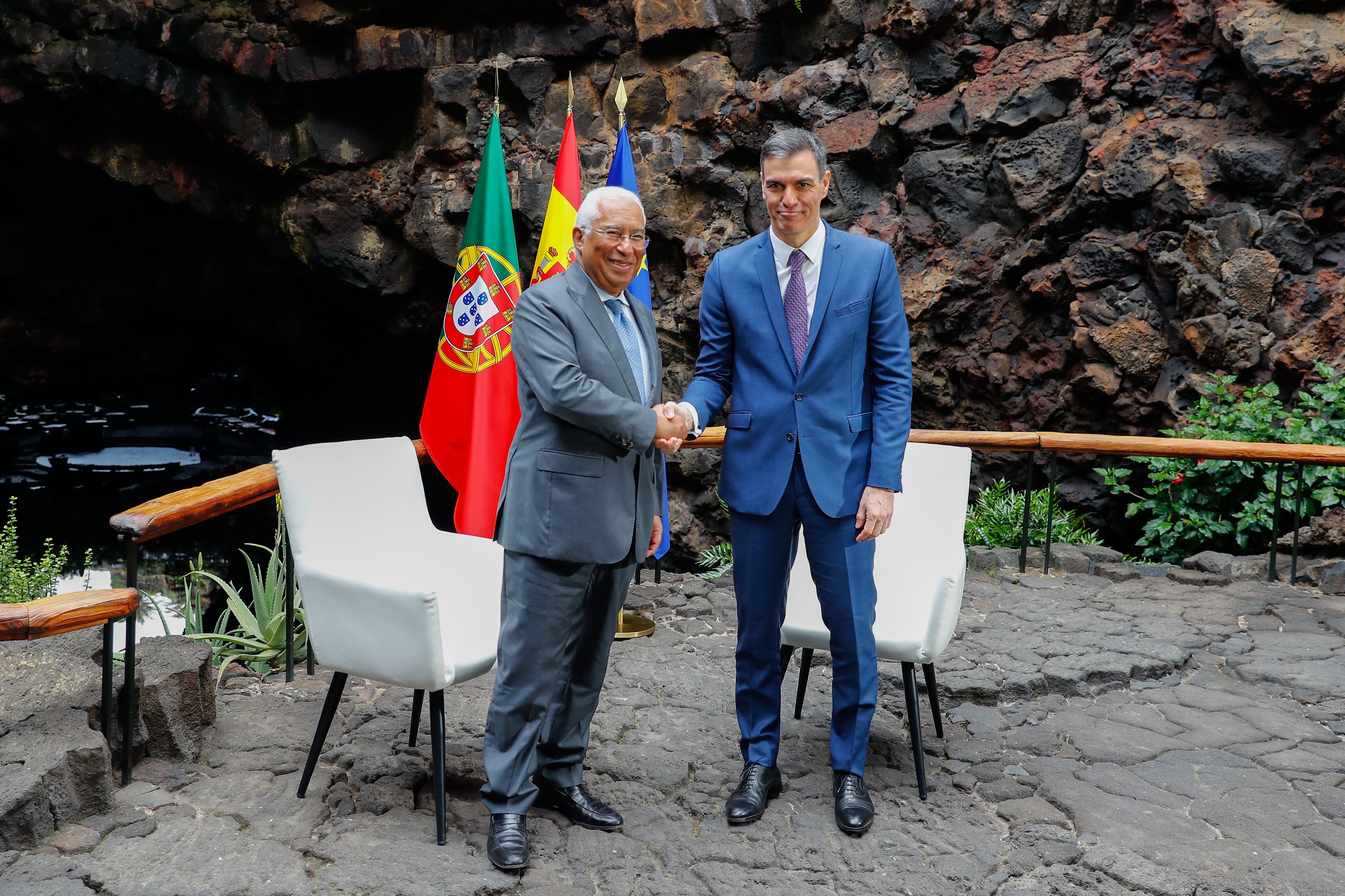 HARÍA (LANZAROTE) (ESPAÑA), 15/03/2023.- El presidente del Gobierno de España, Pedro Sánchez (d), se reúne con el primer ministro de la República Portuguesa, Antonio Costa (i), en los Jameos del Agua, Lanzarote, al inicio de la 34 edición la Cumbre Hispano-Portuguesa, este miércoles. EFE/ Elvira Urquijo A.
