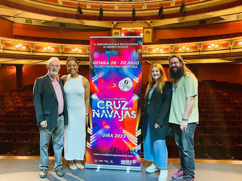 Gonzalo Pérez, creador del espectáculo (izquierda) junto a tres cantantes del show