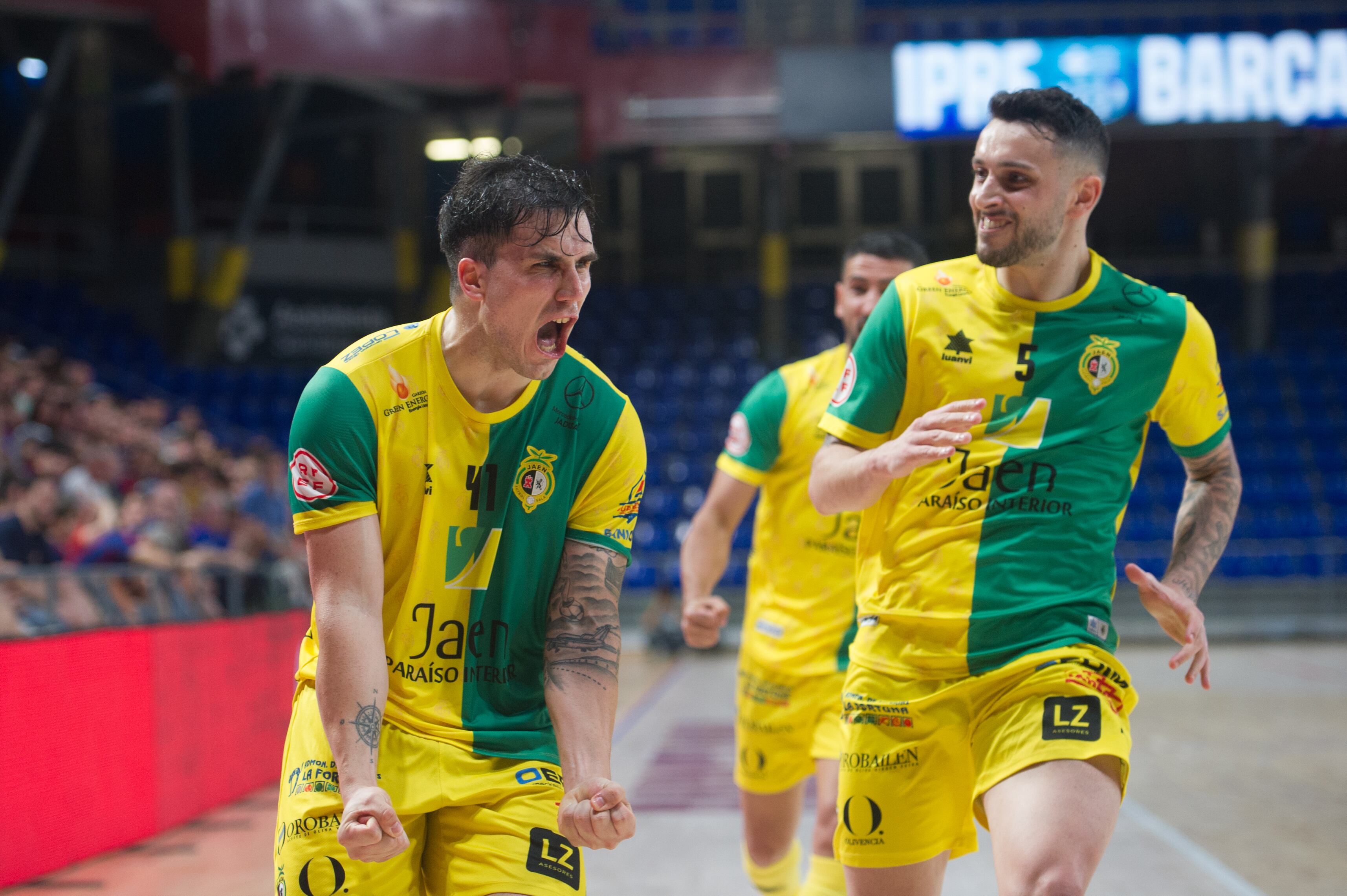 Mati Rosa y Joao Salla celebran un tanto durante el partido en el Palau.