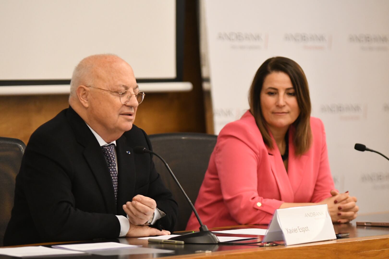 El president del COA, Xavier Espot Miró i la directora de Banca País d'Andbank a Andorra, Maria Suárez, signant l'acord de col·laboració aquest matí.