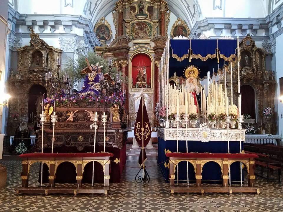 Los dos pasos de costaleros de la Hermandad del Huerto de Ronda en su parroquia de Santa Cecilia