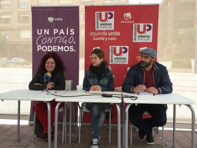 A la izquierda, la candidata de Unidos Podemos por Palencia, Rocío Blanco