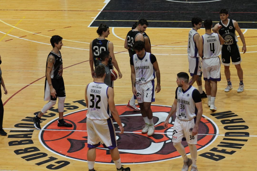 Los jugadores gandienses se despiden del rival tras la derrota