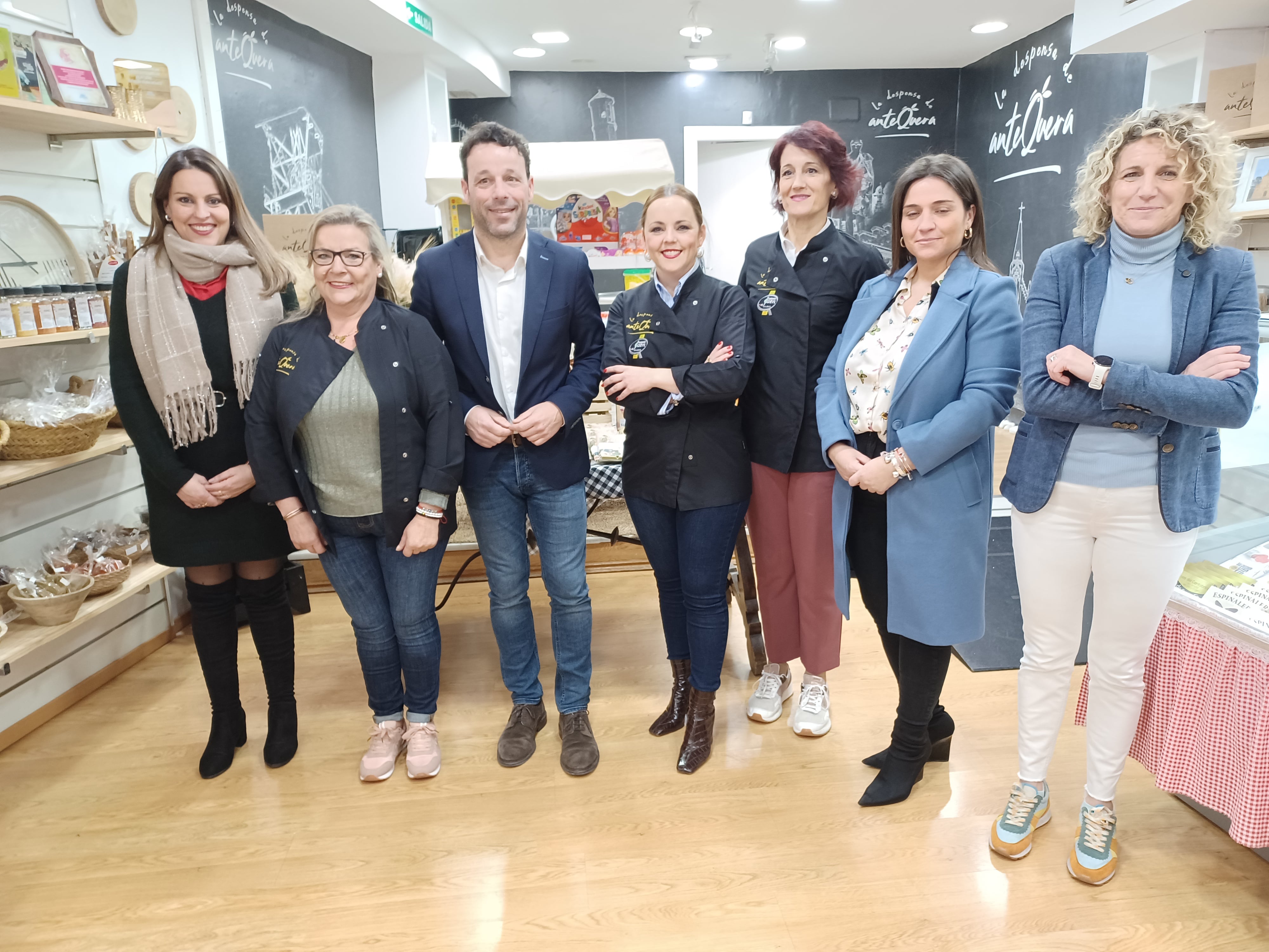 Visita institucional del diputado, Javier Perales, al establecimiento linarense &#039;La Despensa de Antequera&#039;.