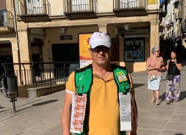 Antonio Sola, vendedor de la ONCE ha repartido premios del Cuponazo en Úbeda.
ONCE
17/9/2022