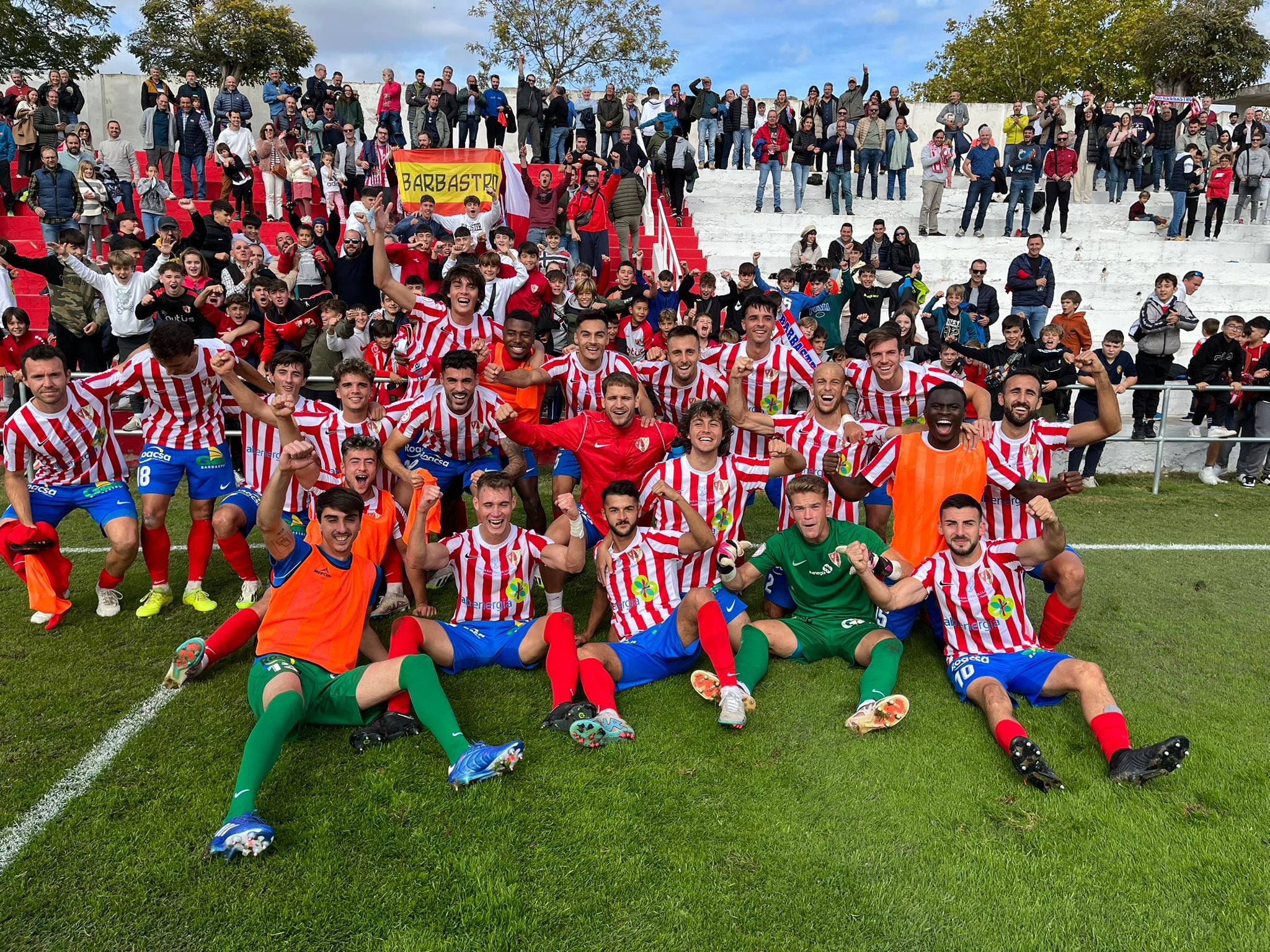 La afición del Barbastro y los jugadores celebran la victoria ante la Ponferradina