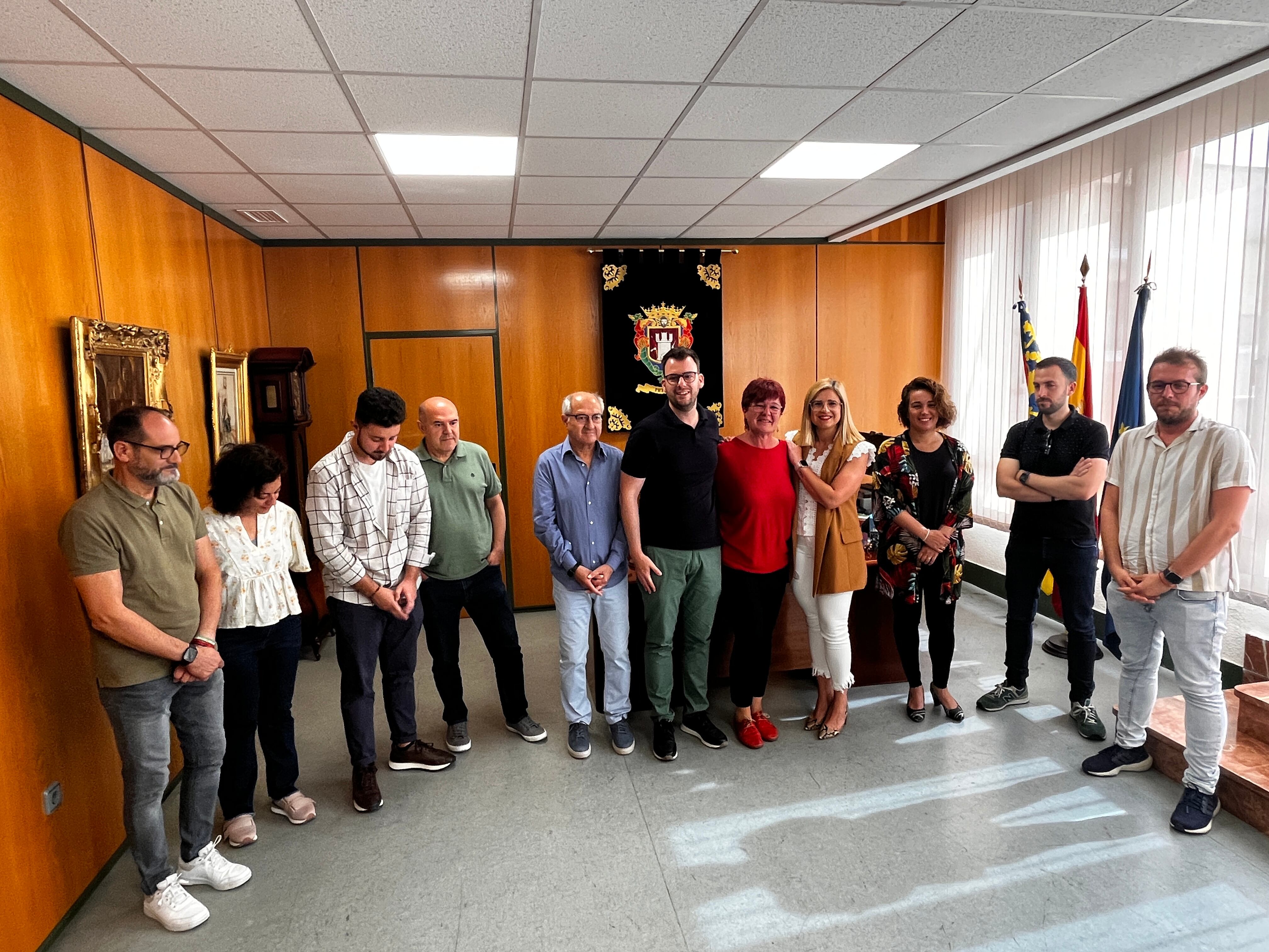 Los concejales del gobierno arropando a Sabina Sendra