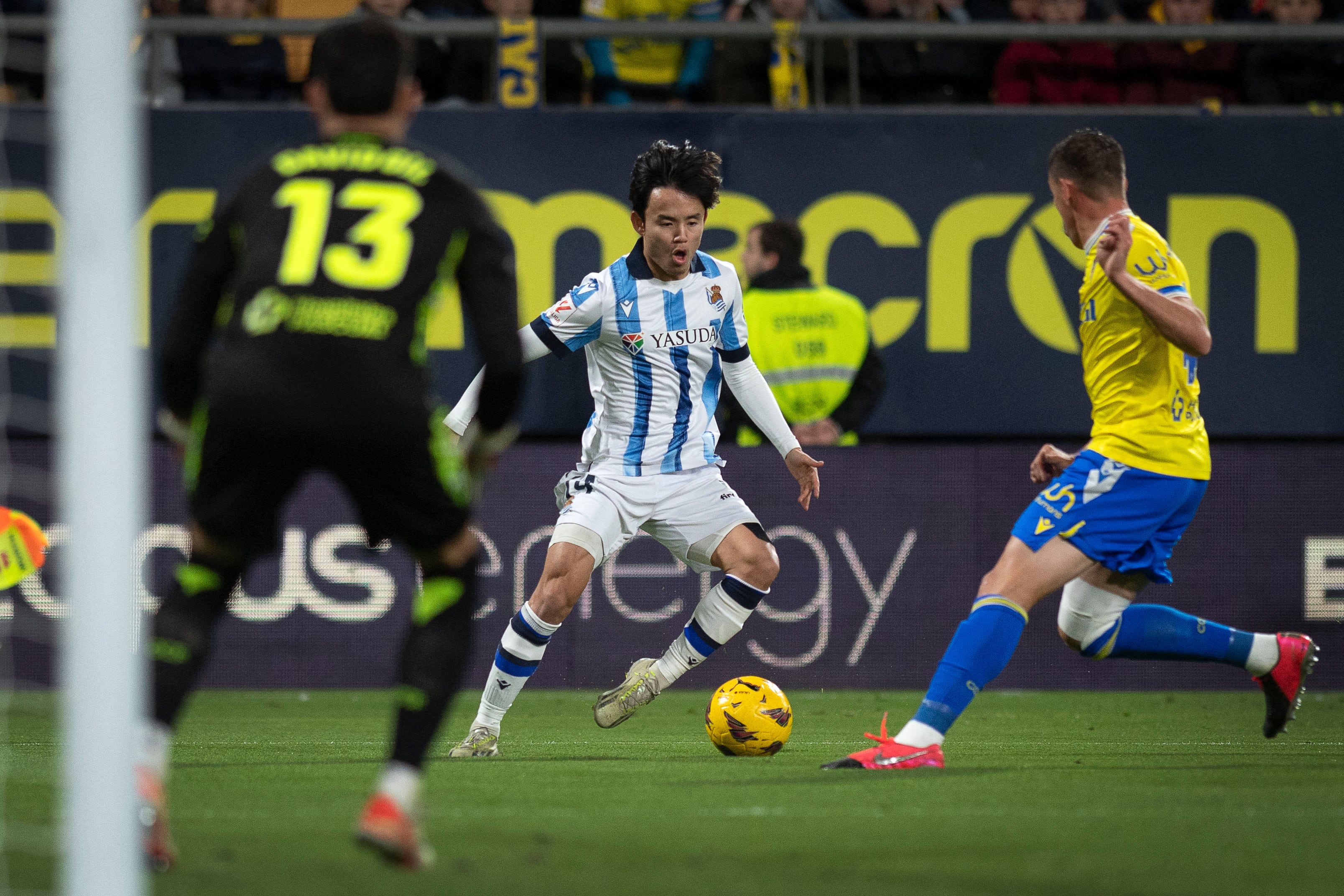 Takefusa Kubo y Rubén Alcaraz disputan el esférico en el Cádiz-Real Sociedad disputado en el Nuevo Mirandilla. (Photo by JORGE GUERRERO / AFP) (Photo by JORGE GUERRERO/AFP via Getty Images)