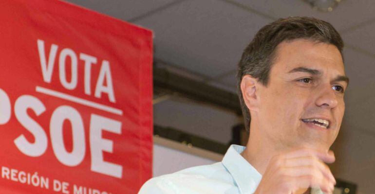 GRA279. CARTAGENA (MURCIA), 15/05/2015.- El secretario general del PSOE, Pedro Sánchez, durante su participación en un almuerzo con simpatizantes celebrado hoy en Cartagena. EFE/Jose Albaladejo Ros