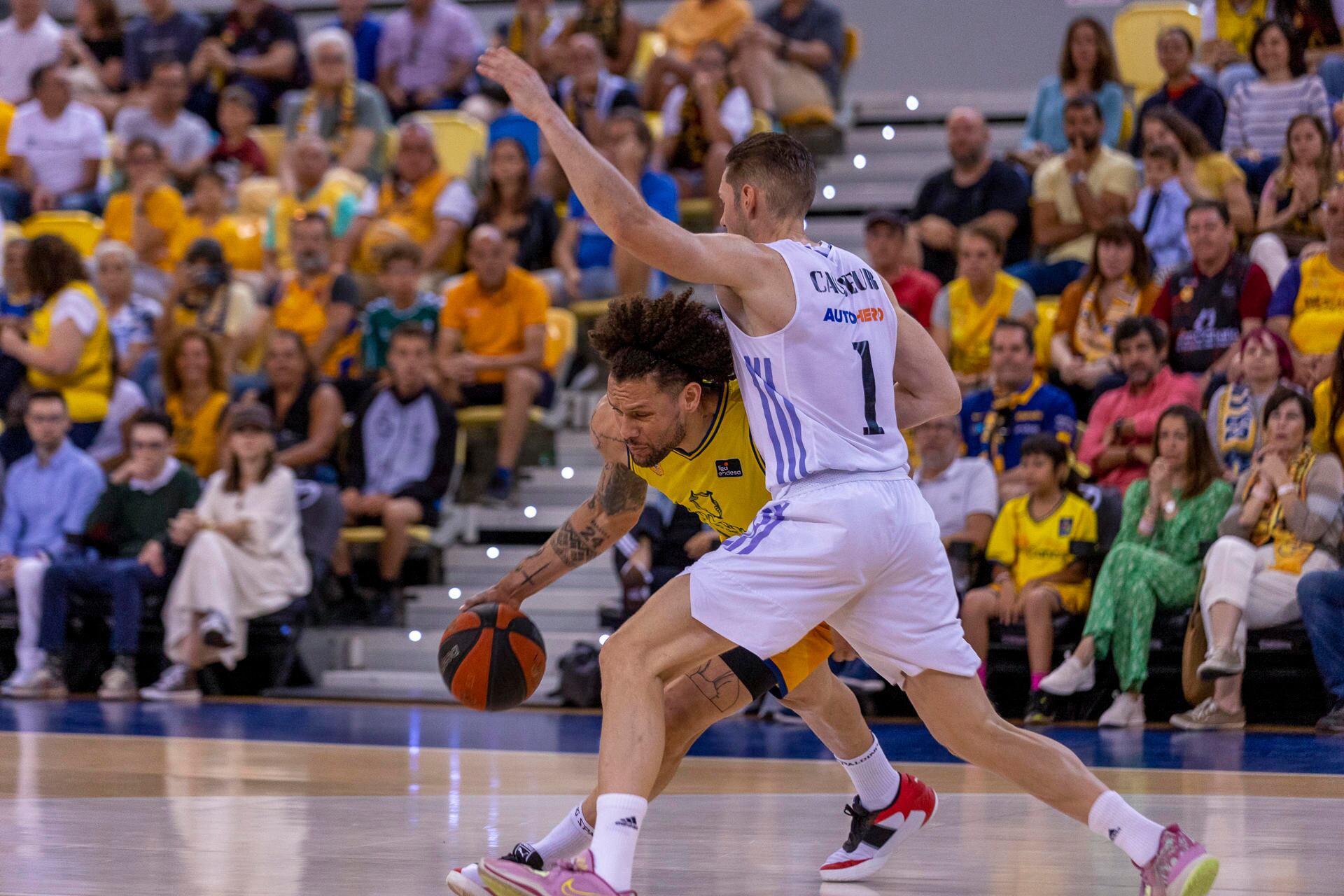 El jugador del CB Gran Canaria, Carrera(i) y el jugador del Real Madrid Causeur (d), durante el partido de la jornada 33 de la Liga Endesa entre el Gran Canaria y Real Madrid en el Gran Canaria Arena de Las Palmas de Gran Canaria este domingo EFE/ Quique Curbelo