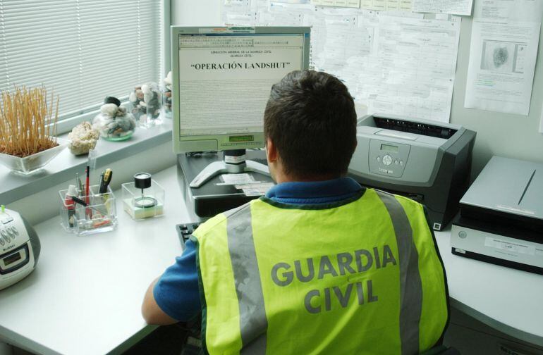 Imatge d'arxiu d'un agent de la Unitat Adscrita a l'Audiència de Tarragona de la Policia Judicial de la Guàrdia Civil 