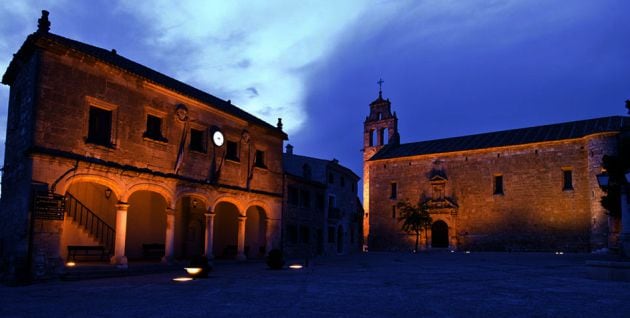 Ayuntamiento e iglesia de San Juan Bautista en la plaza de Alarcón.