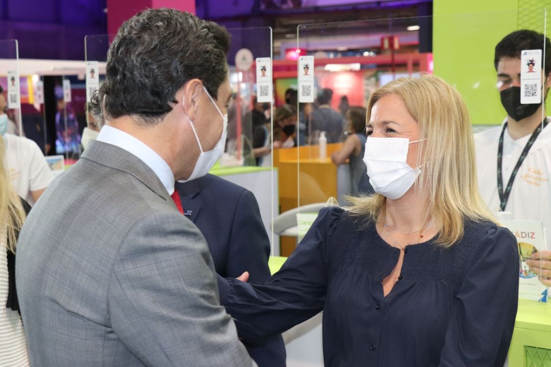 Pajares junto a Juanma Moreno.