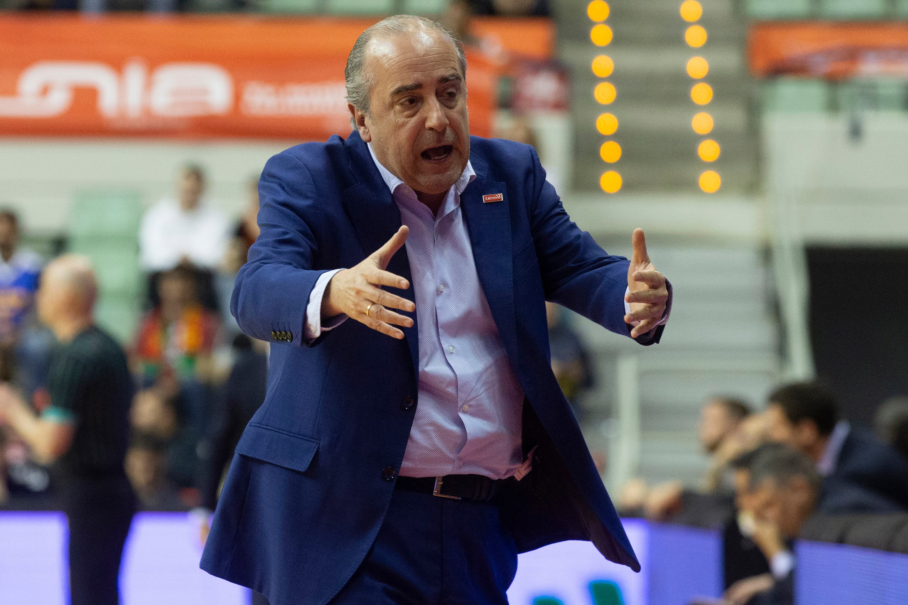 MURCIA, 15/03/2023.- El entrenador de Lenovo Tenerife Txus Vidorreta durante el partido de la quinta jornada del top 16 de la Liga de Campeones que UCAM Murcia y Lenovo Tenerife están disputando este miércoles en el Palacio de los Deportes de Murcia. EFE/Marcial Guillén