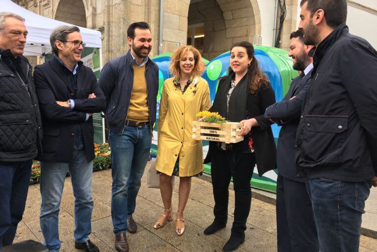 Un instante del reparto en el marco de la campaña de intercambio de plantas por vidrio en el Día del Medio Ambiente en Lugo