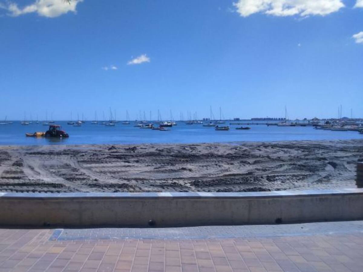 Ya tenemos la respuesta a la presencia de un tractor en aguas de la playa de Santiago de La Ribera