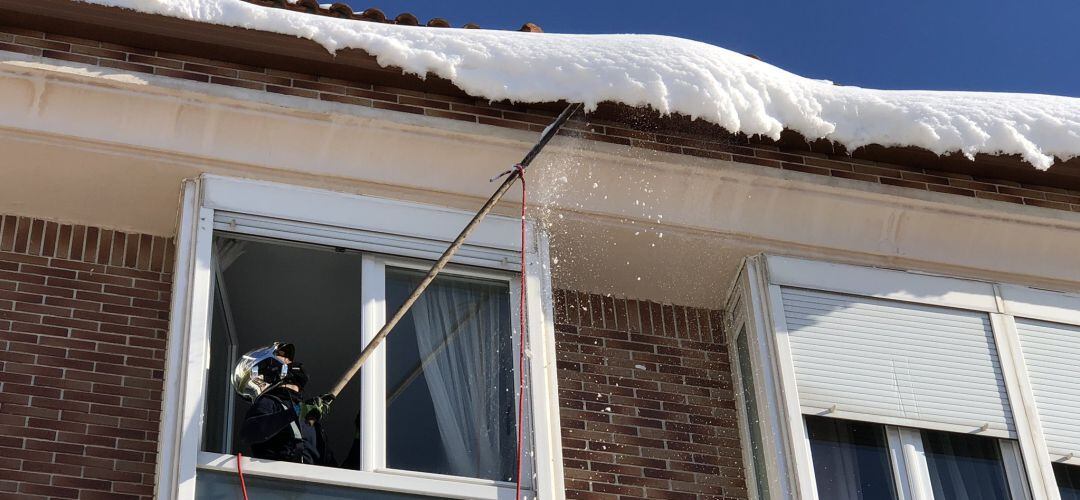 El dron comprueba riesgos por la acumulaciónd de nieve en lugares como las cornisas de los edficios.